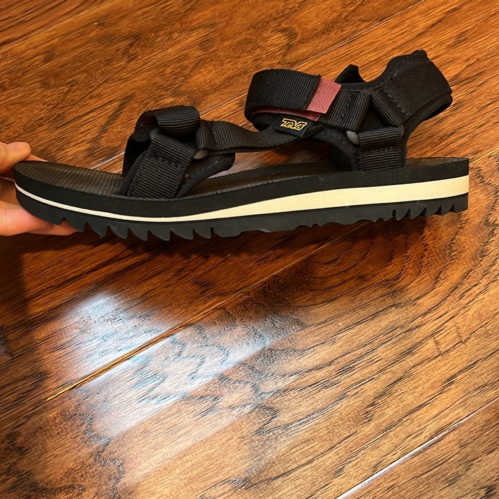 Teva black universal adventure sandal with vibrum bottom